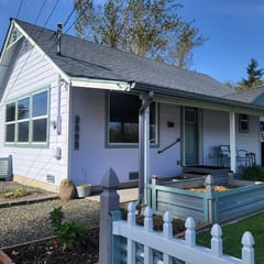 Cute Cottage with fully fenced yard, covered back patio with firepit.