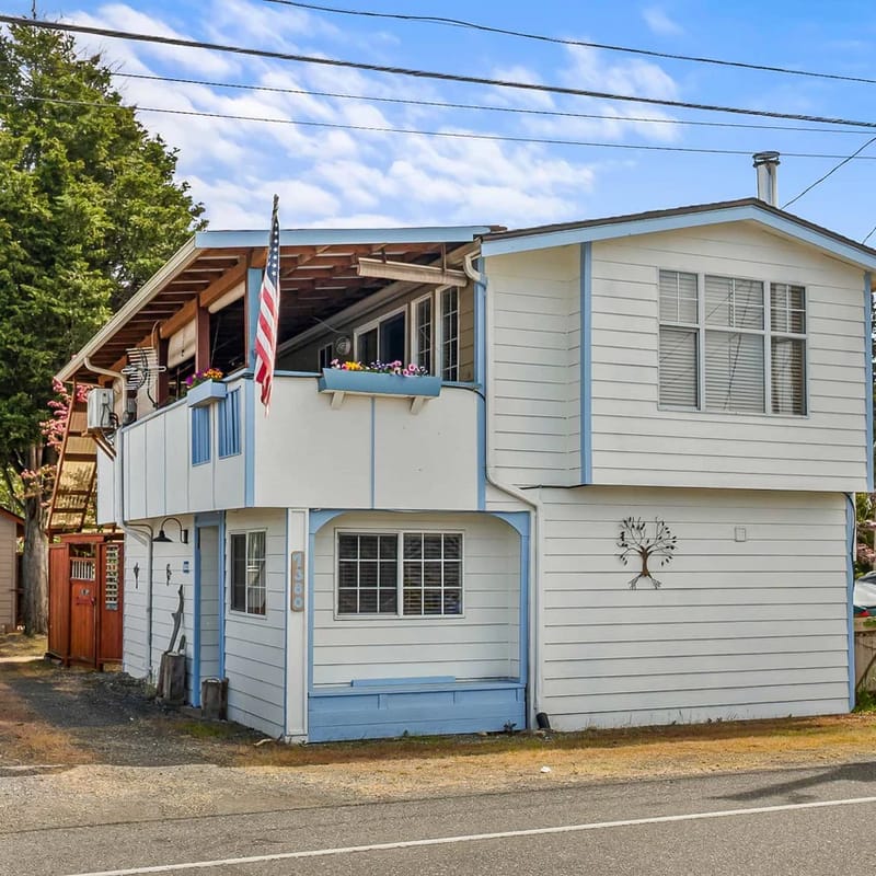 Large 3 bed home on Terrell creek near beach & state park